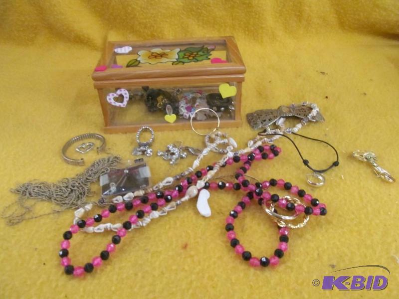 lot 105 image: jewelry box