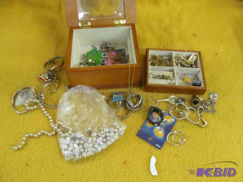 lot 106 image: jewelry box