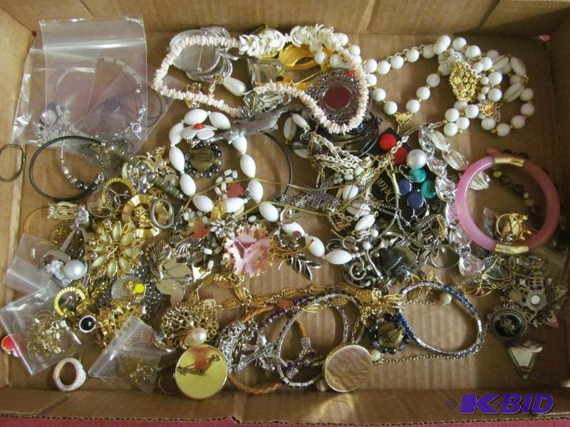 lot 13 image: Jewelry