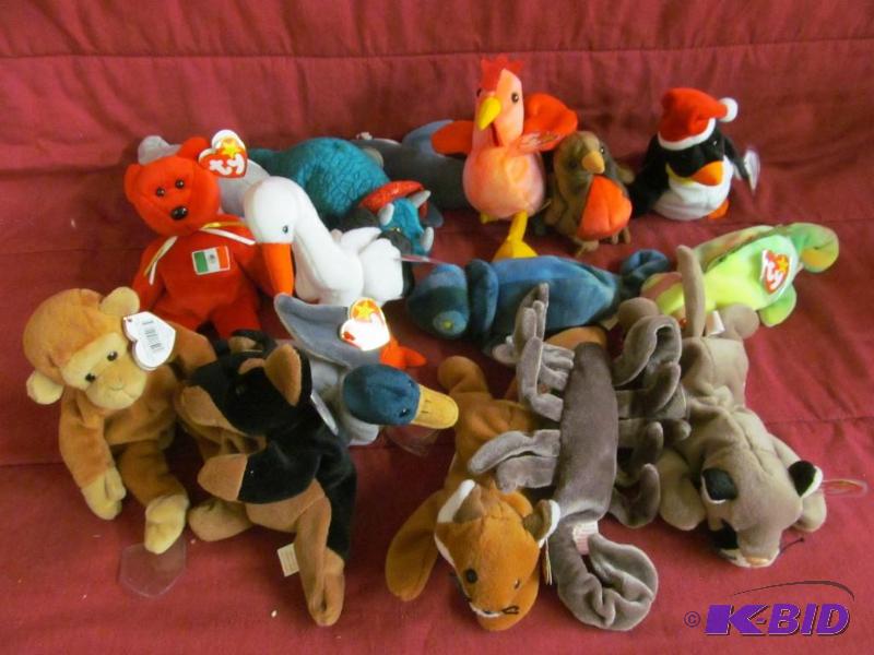lot 16 image: Collectible Toy