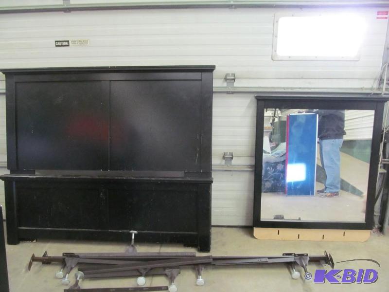 lot 165 image: bed frame