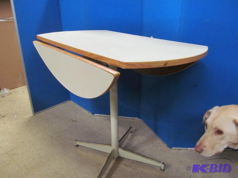 lot 214 image: table