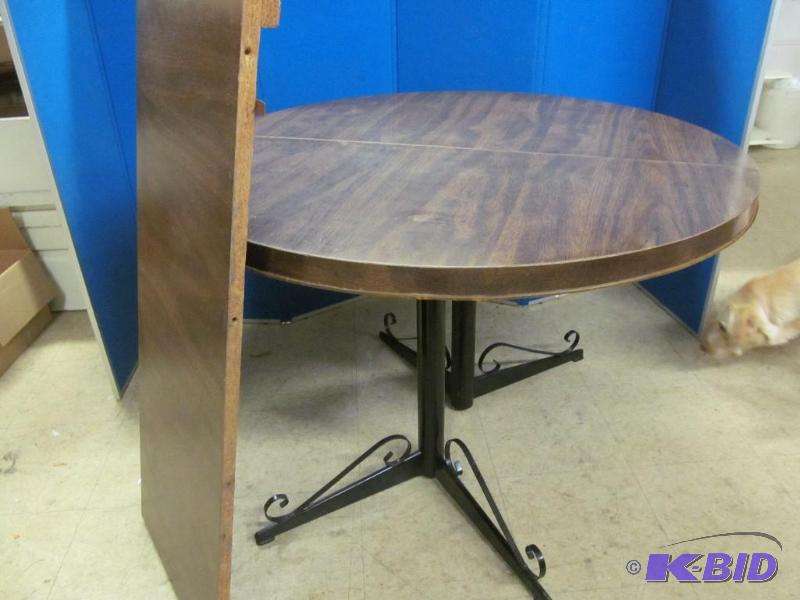 lot 218 image: table