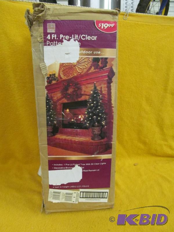 lot 73 image: Christmas decor