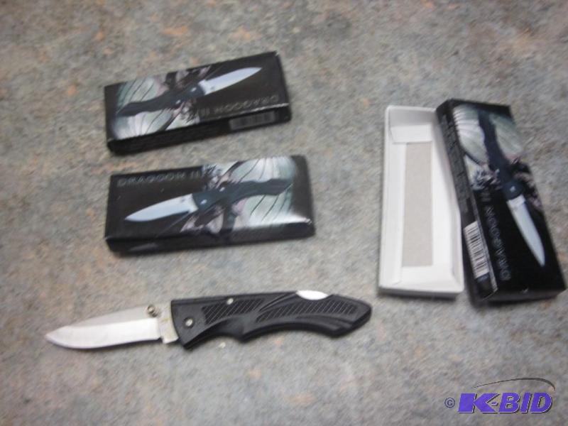 lot 34 image: Lot of (3) Dragoon III pocket knives, in boxe...