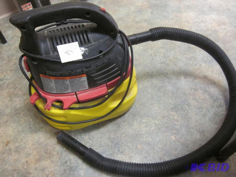 lot 6 image: Stinger 2.5 gallon wetdry vac, works.   ...