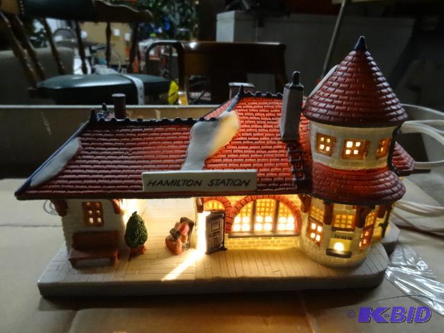 lot 1 image: Lemax Dickensville Collectible, Porcelain Lig...