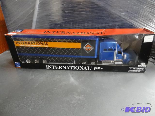 lot 138 image: New Ray IH 9900 IX Semi 132...