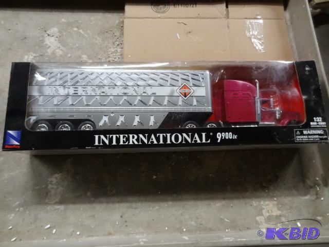 lot 15 image: New Ray International 9900 IX Semi 132 Scale...