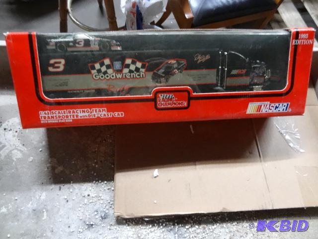 lot 18 image: Racing Champions 143 Scale Racing Team Trans...