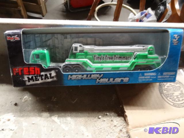 lot 32 image: Highway Hauler. Maisto. Diecast Metal and Pla...