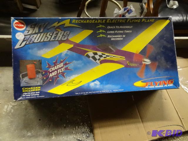 lot 33 image: Cox Sky Cruiser Rechareable Electric Flying P...