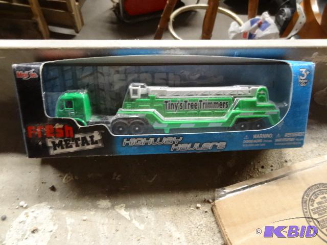 lot 37 image: Highway Hauler. Maisto. Diecast Metal and Pla...
