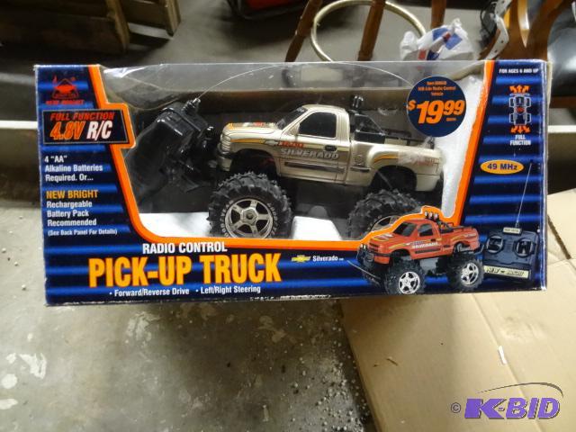 lot 39 image: 4.8 volt RC Pickup Truck...