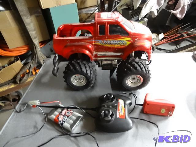 lot 78 image: Ram Rod Remote Truck with Batteries and Charg...