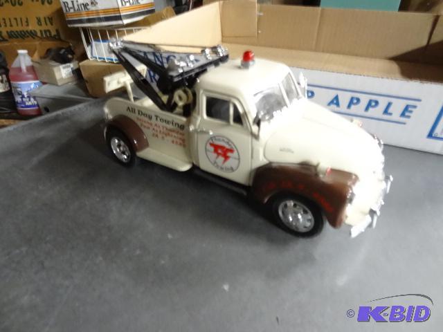 lot 92 image: 1953 Chevy Wrecker 124...