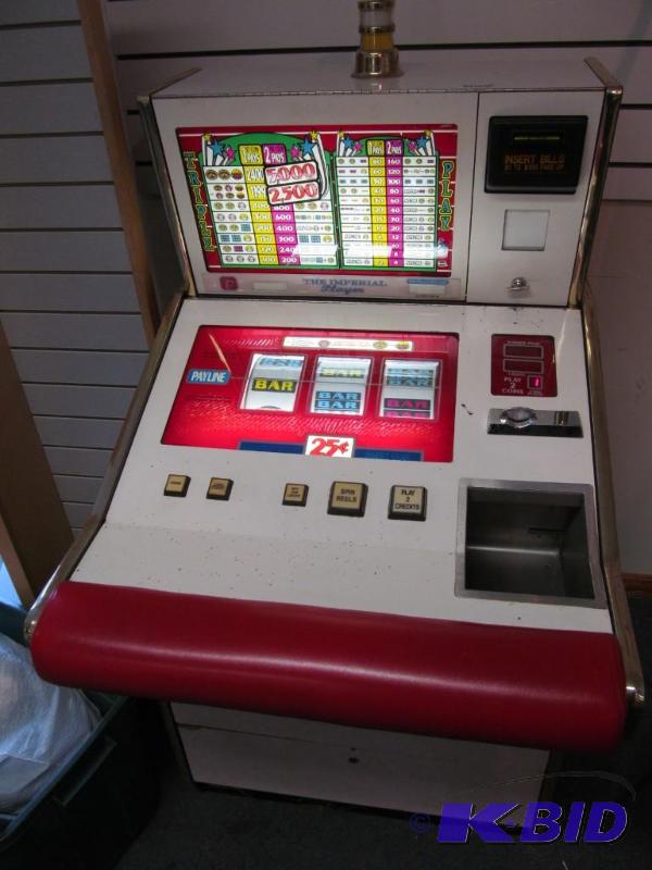 lot 2 image: IGT Triple Play Slant Top $.25 Slot Machine w Bill Validator