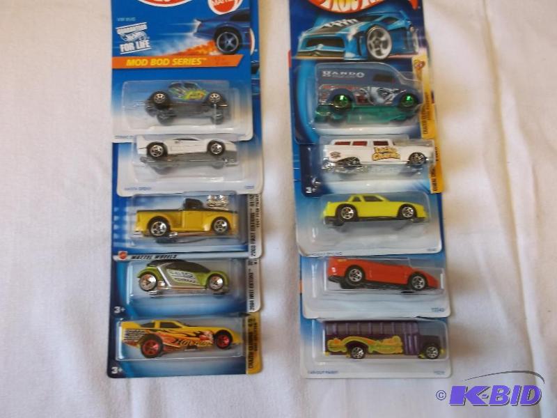Nice lot with 10 Hot Wheels new in package....