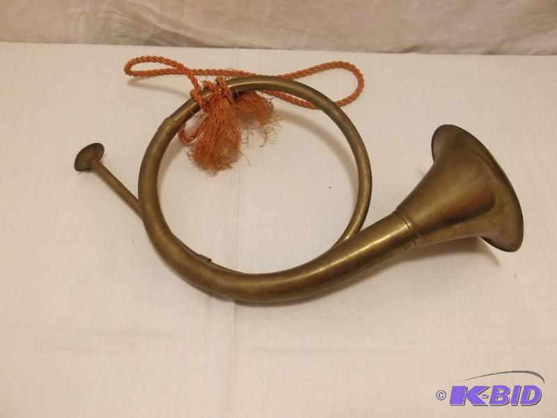 Vintage solid brass horn in great displayable...
