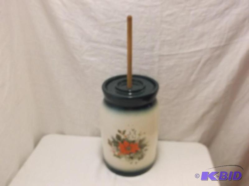 Large collectable butter churn in great condi...