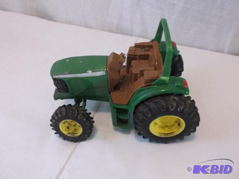 Collectable Ertl John Deere tractor missing s...