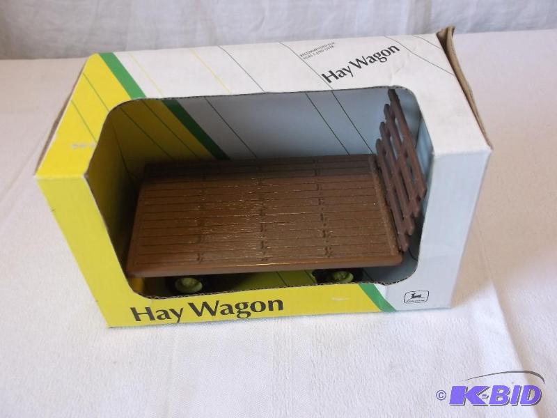 John Deere 132 scale hay wagon like new in b...