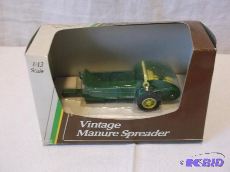 Ertl 143 scale manure spreader like new in b...