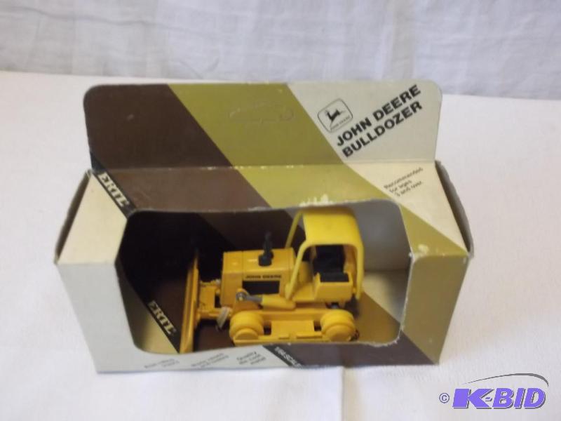 Ertl John Deere 164 scale bulldozer like new...