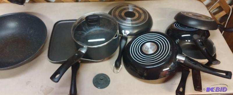 lot 52 image: Large lot of Pots...