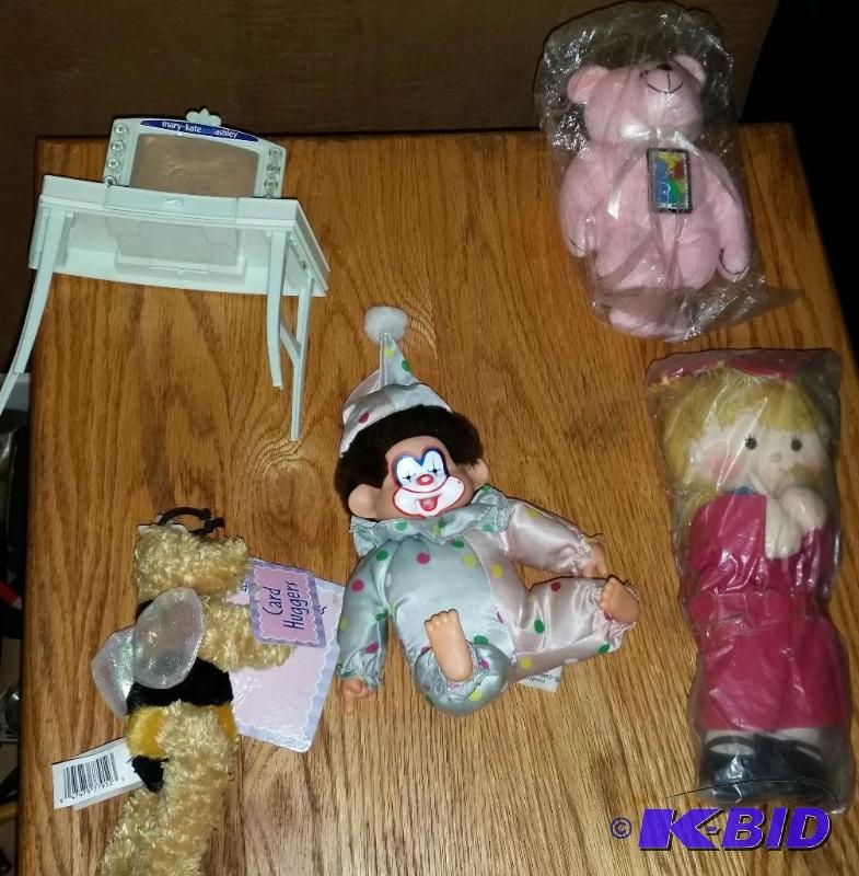 lot 58 image: Lot of small dolls with clowns and furniture...