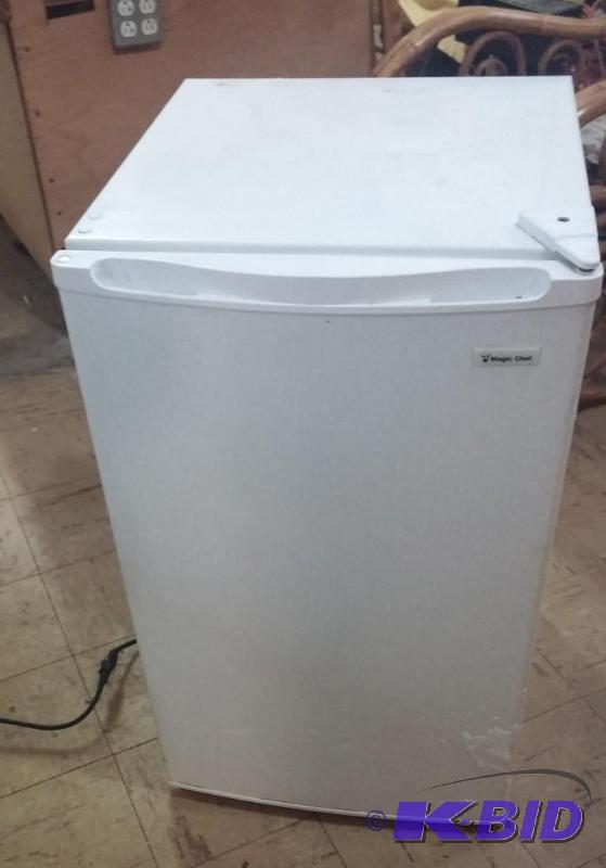 Magic Chef Apartment sized Refrigerator. Grea...