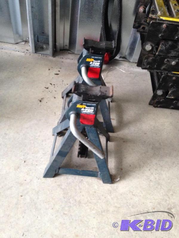 lot 44 image: MVP 2 Ton Jack Stands