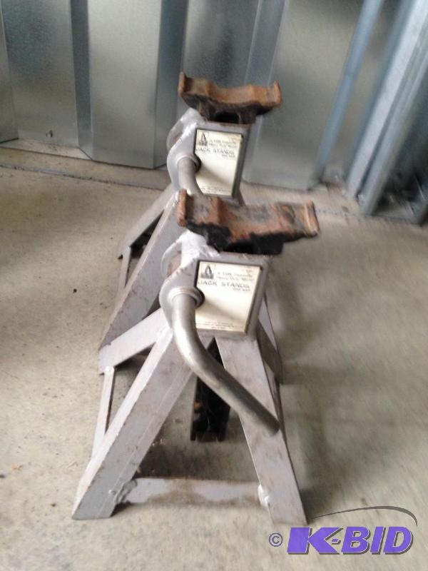 lot 45 image: Pro Lift 3 Ton Jack Stands