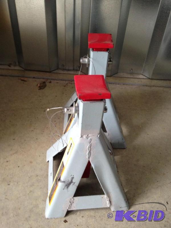 lot 46 image: Larin 2 Ton Jack Stands