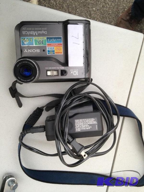 lot 71 image: Sony Digital Mavica 3 12 inch disk Camera with 2 batteries and Charger