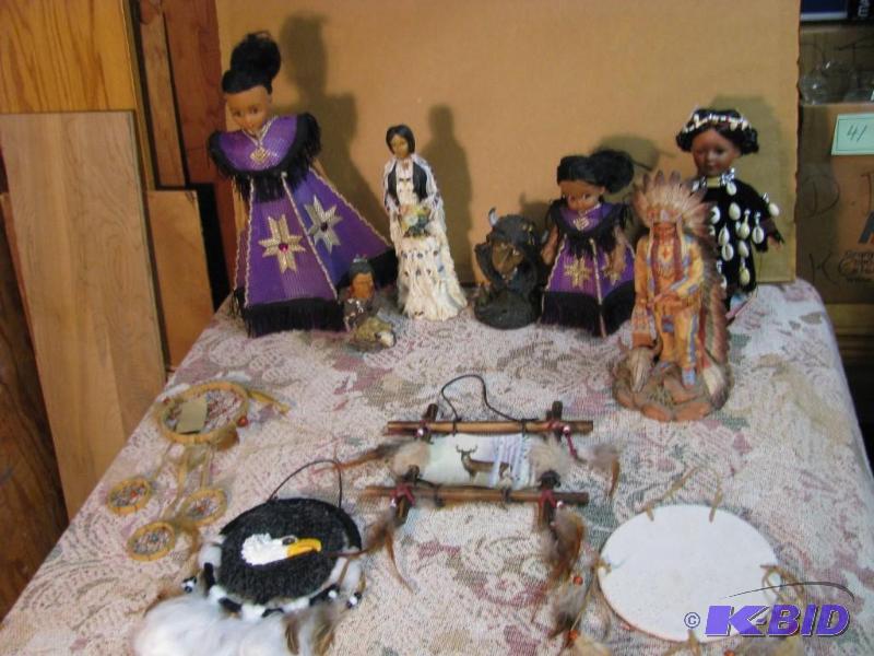 lot 46 image: Large lot of Native American items, dream cat...