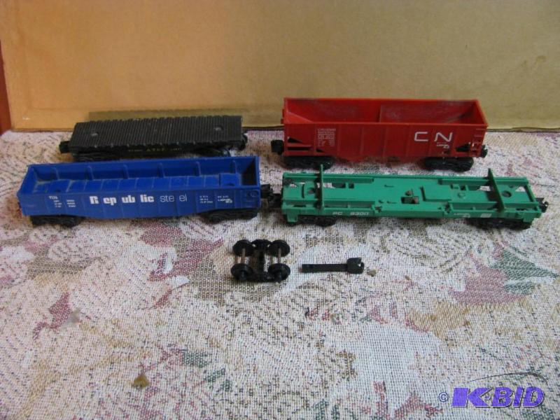 lot 66 image: 4 train cars, Lionel gondola, 2 flats and one...