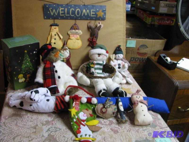 lot 83 image: lot of Christmas dcor and collectibles...