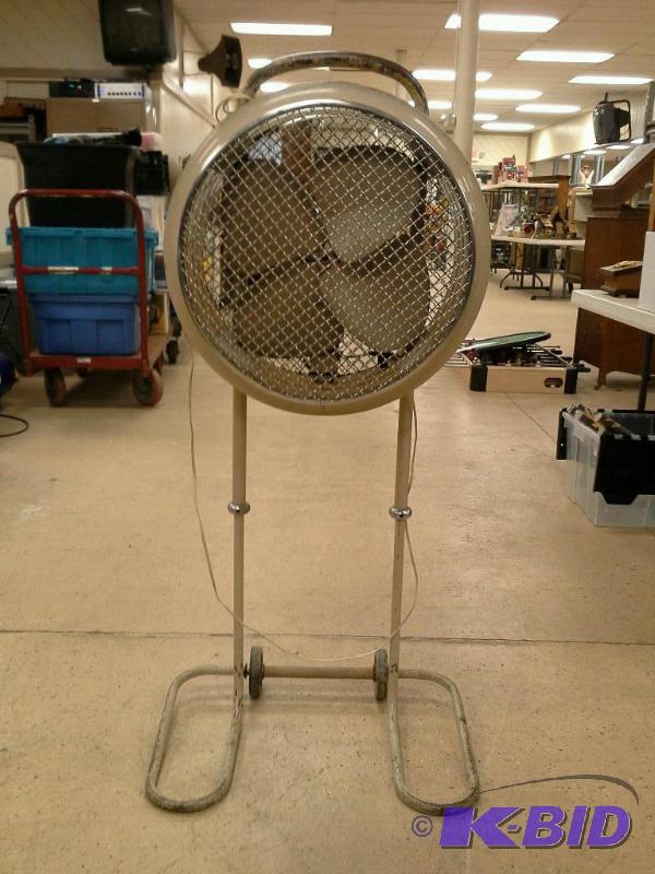 lot 2 image: Industrial rolling floor fan