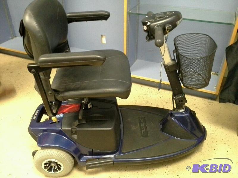 lot 23 image: Revo 3 wheel scooter