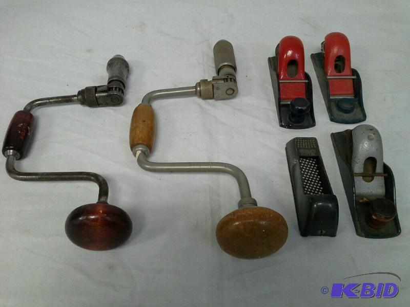lot 33 image: Lot of vintage hand drills, planers and a scuffer