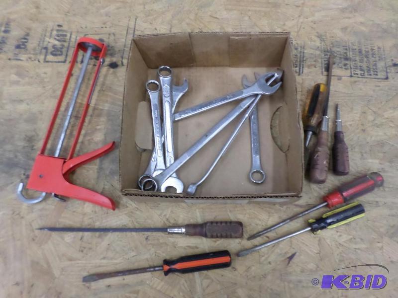 lot 122 image: Box Of Misc Hand Tools...