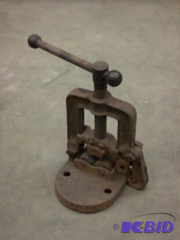 lot 37 image: Benchtop Pipe Vise...
