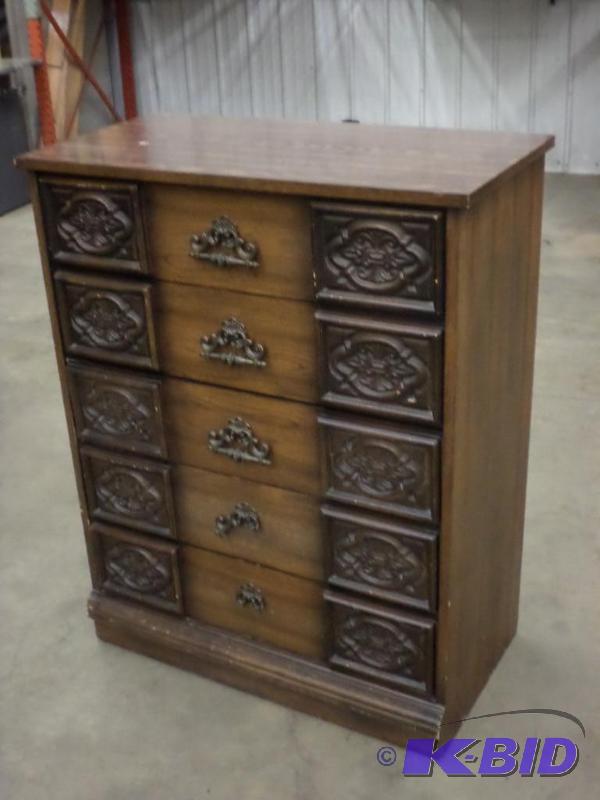 lot 53 image: Vintage 5-Drawer Wood Dresser...