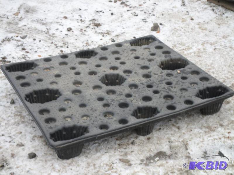 lot 7 image: Industrial Plastic Pallet With 2-Way Fork Poc...