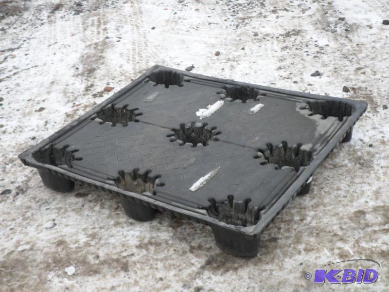 lot 8 image: Industrial Plastic Pallet With 2-Way Fork Poc...