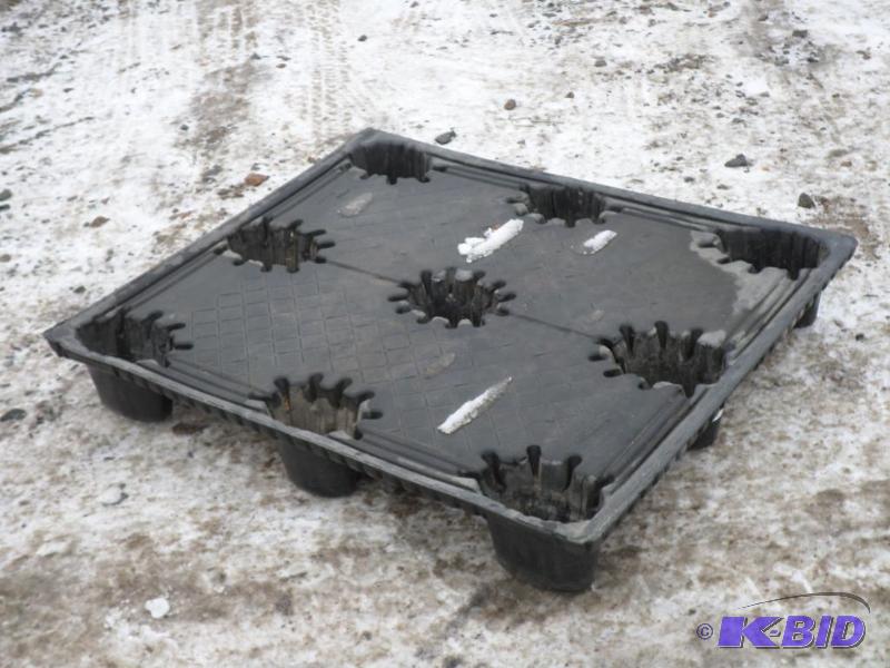 lot 9 image: Industrial Plastic Pallet With 2-Way Fork Poc...