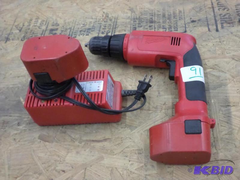 lot 91 image: Milwaukee 12Volt Hammer Drill With (2) Batter...
