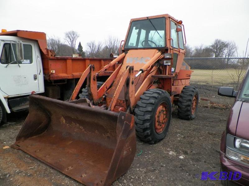 lot 2 image: CASE Orange Articulated Front End Loader