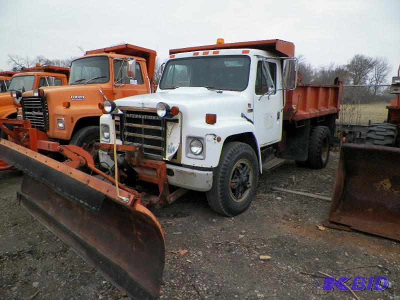 lot 3 image: 1986 White International S1600 Plow Truck
